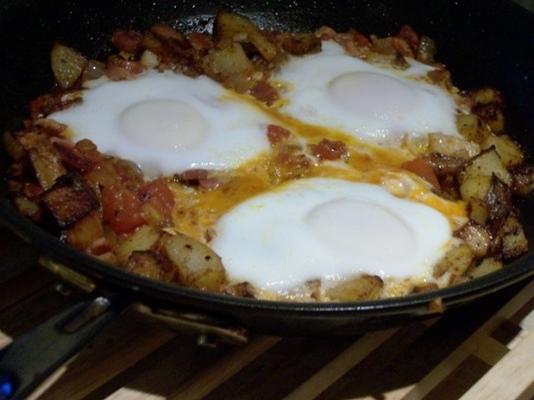 œufs au four avec du bacon et des tomates