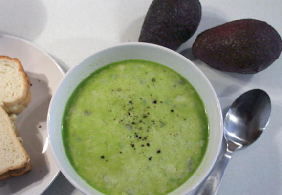 soupe d'avocat et de crabe