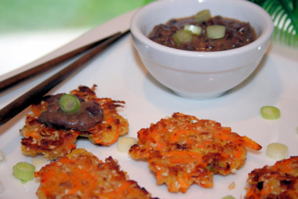 crêpes aux carottes et sésame avec sauce aux haricots noirs et à l'ail