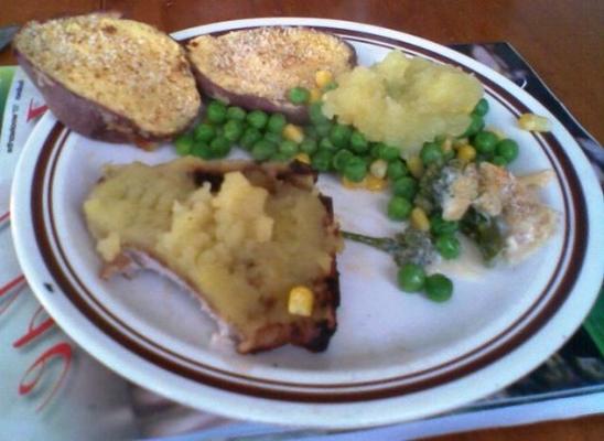 Côtelettes de porc naturellement cuites au four avec compote de pommes