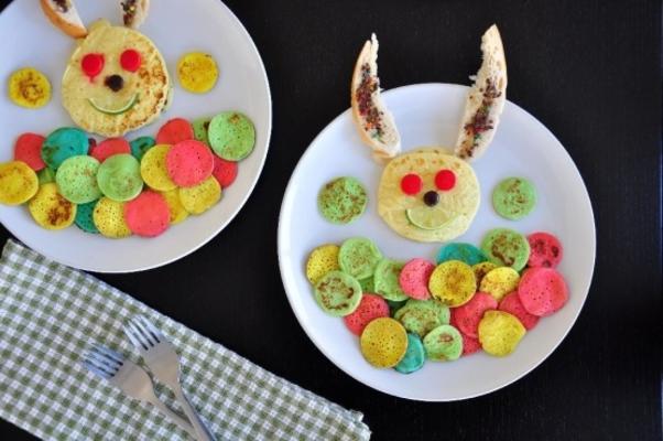 pancakes de lapin de pâques et panier d'oeufs