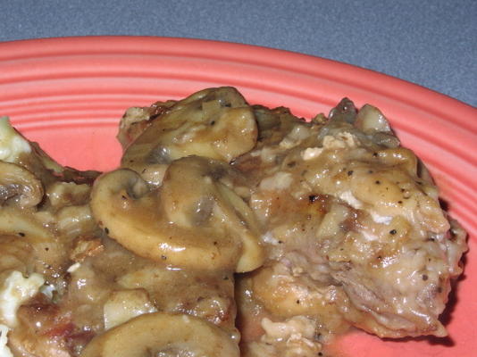 faisan braisé dans une sauce aux champignons remarquable