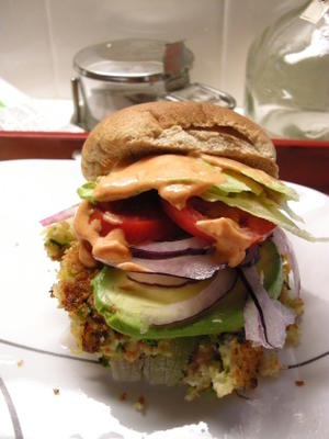 hamburgers aux crevettes de sarasota, avocat et mayonnaise au chili et au citron vert