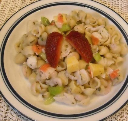 salade de pâtes aux fruits de mer avec vinaigrette crémeuse à la fraise