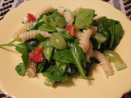 salade de pâtes aux épinards - goût de la maison