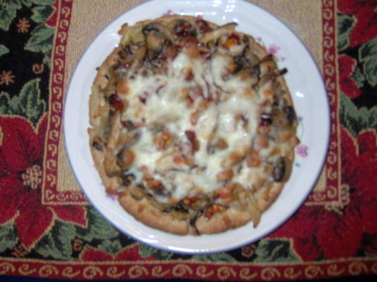 Pizza aux champignons sauvages avec oignons caramélisés, tomates séchées au soleil