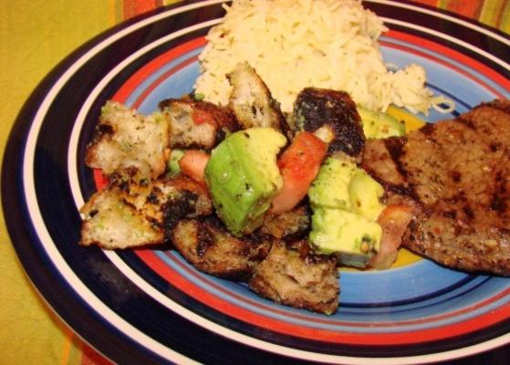 steak d'ail grillé avec garniture à la tomate et au pain