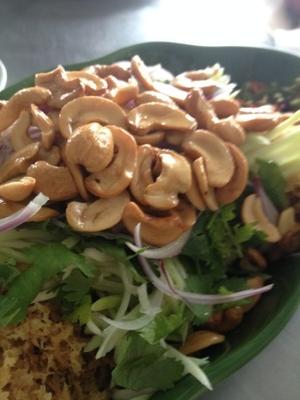salade de poisson-chat thai (yam pla dook foo)