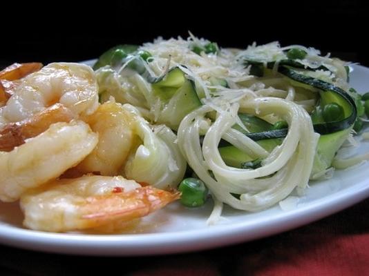 spaghettis aux petits pois, rubans de courgette et crevettes à l'ail