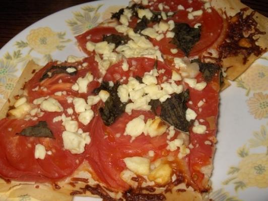 pizza phyllo avec tomates fraîches et fromage feta