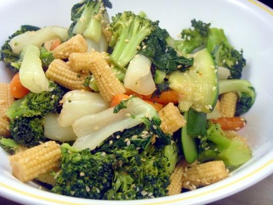 légumes cuits à la vapeur avec vinaigrette au sésame et au miel