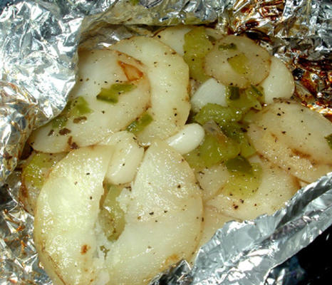 pommes de terre au barbecue et paquets de poivre
