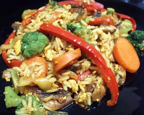 tofu brouillé avec légumes et riz basmati