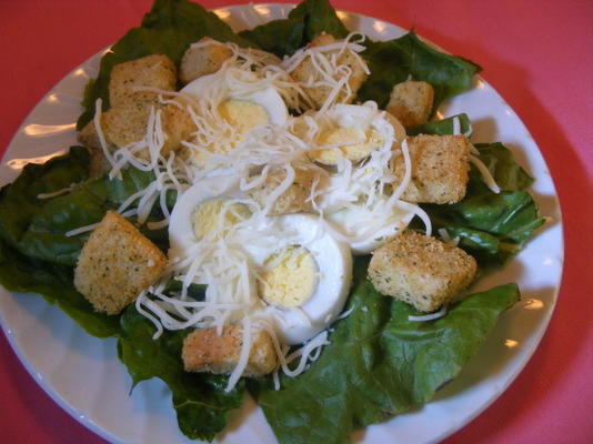salade romaine croquante avec œufs et croûtons