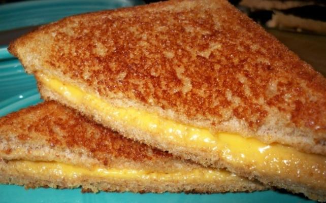sandwichs au fromage légèrement grillés