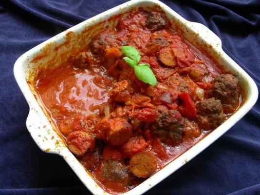 sauce tomate italienne avec boulettes de viande et saucisses