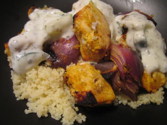 poulet tandoori grillé et brochettes d'oignon rouge avec couscous