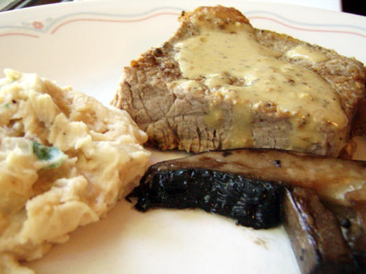 steak au poivre avec purée de haricots beurre et champignons portabella.