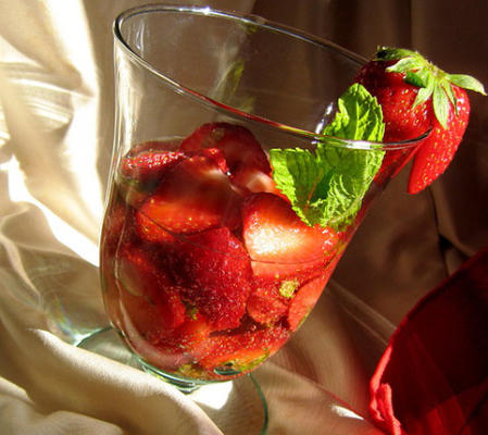 fraises à la menthe avec vin blanc