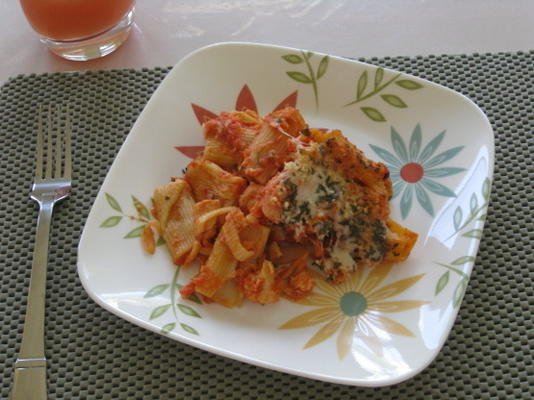 rigatoni cuit au four avec chou-fleur dans une sauce rose épicée