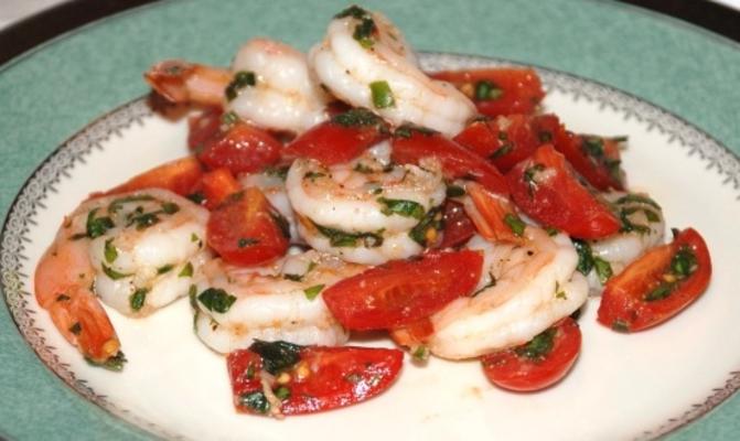 crevettes à l'ail avec basilic et tomates