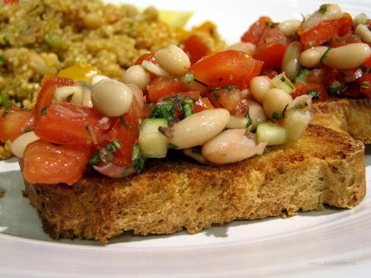 bruschetta aux haricots blancs, tomates et herbes fraîches