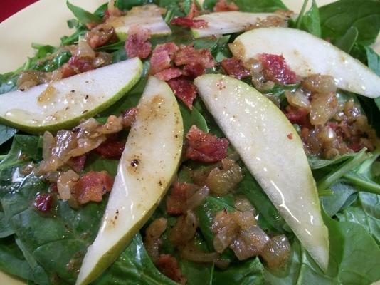 salade chaude d'épinards et de poires avec vinaigrette au bacon