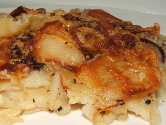 pommes de terre boulangere (pommes de terre salées et oignons cuits au four)