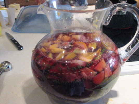 bol à punch sangria avec des cubes de jus de fruits