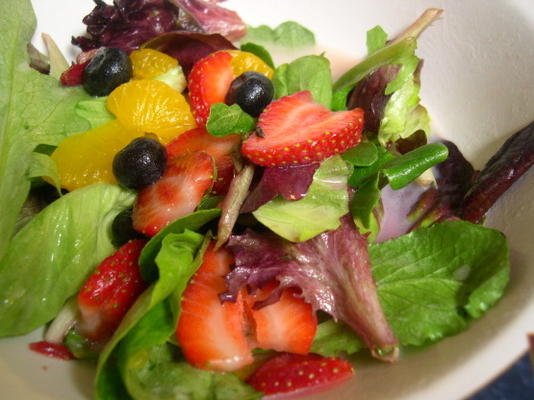 mélange de fruits, légumes verts de printemps w. vinaigrette blanche chocolat-orange