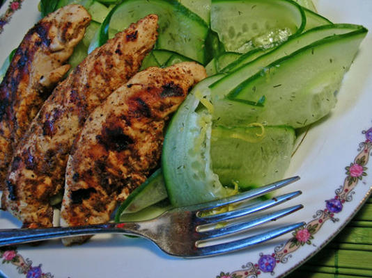 poitrines de poulet noircies avec du concombre mariné (faible teneur en glucides)