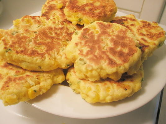 beignets de maïs avec des oignons verts