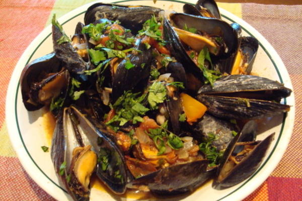 moules en demi-coquilles avec coriandre et tomate