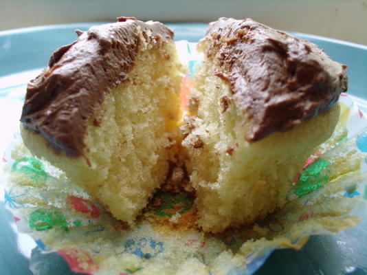 cupcakes jaunes avec glaçage au chocolat