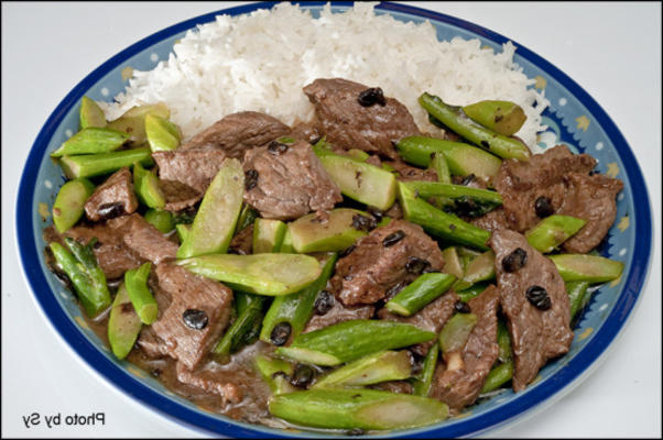 tranches de bœuf avec haricots noirs et brocoli chinois sur riz