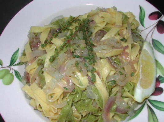 fettuccini aux épinards avec oignons perlés