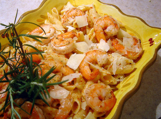 Penne de crevettes au romarin avec sauce à la courge musquée