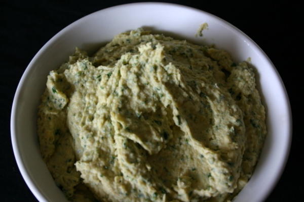 Mme. houmous gin à la coriandre et à l'ail