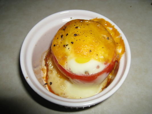 tomate fourrée au fromage et à l'œuf