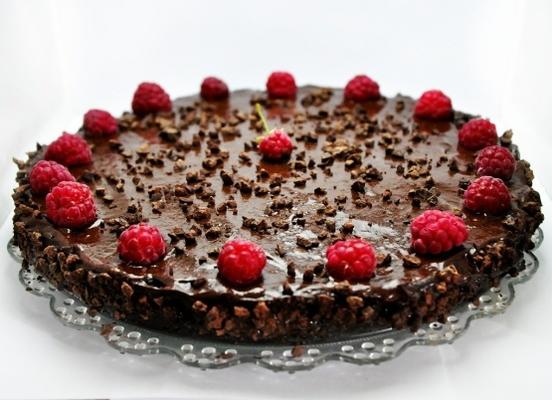 gâteau d'anniversaire végétalien au chocolat et framboises