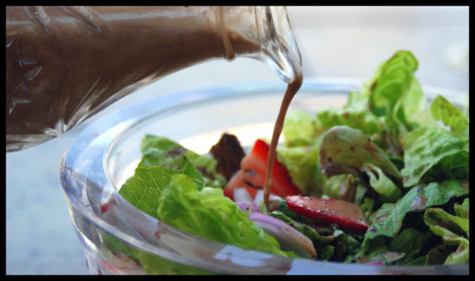 Salade romaine aux fraises avec vinaigrette crémeuse aux graines de pavot