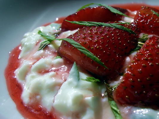 fraises caramélisées sur lit de fromage cottage et menthe