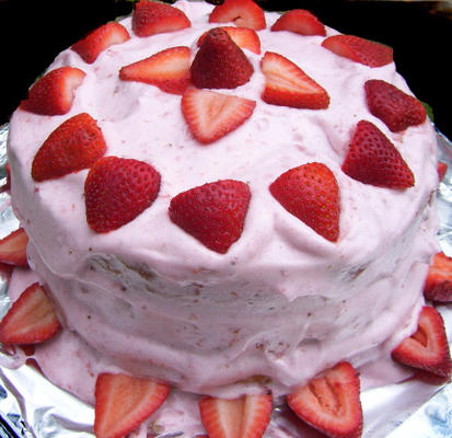 riche gâteau blanc avec glaçage à la fraise
