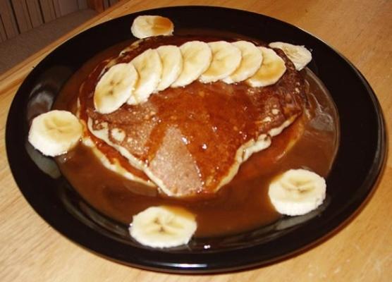 pancakes à la banane et au sirop d'érable au beurre d'arachide