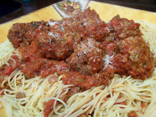 c'est un parmesan de boulettes de viande épicée sur des spaghettis