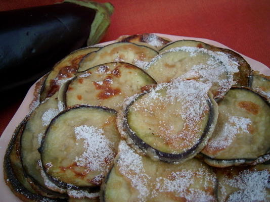 aubergines frites avec du sucre en poudre