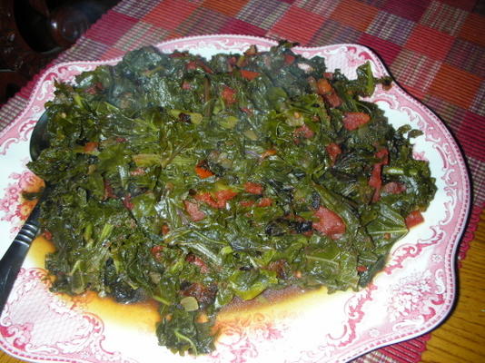 verts kenyens mijotés avec des tomates (sukuma wiki)