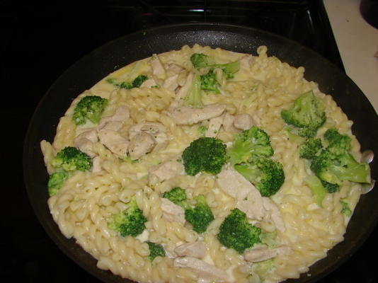 poulet, brocolis et fusilli