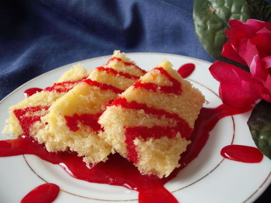 Gâteau irakien à la vanille avec sauce à la grenade