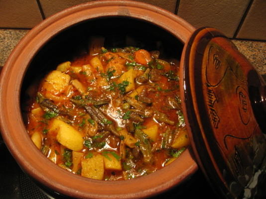 bulgarian guvech- casserole de légumes avec de la viande dans un pot en argile -